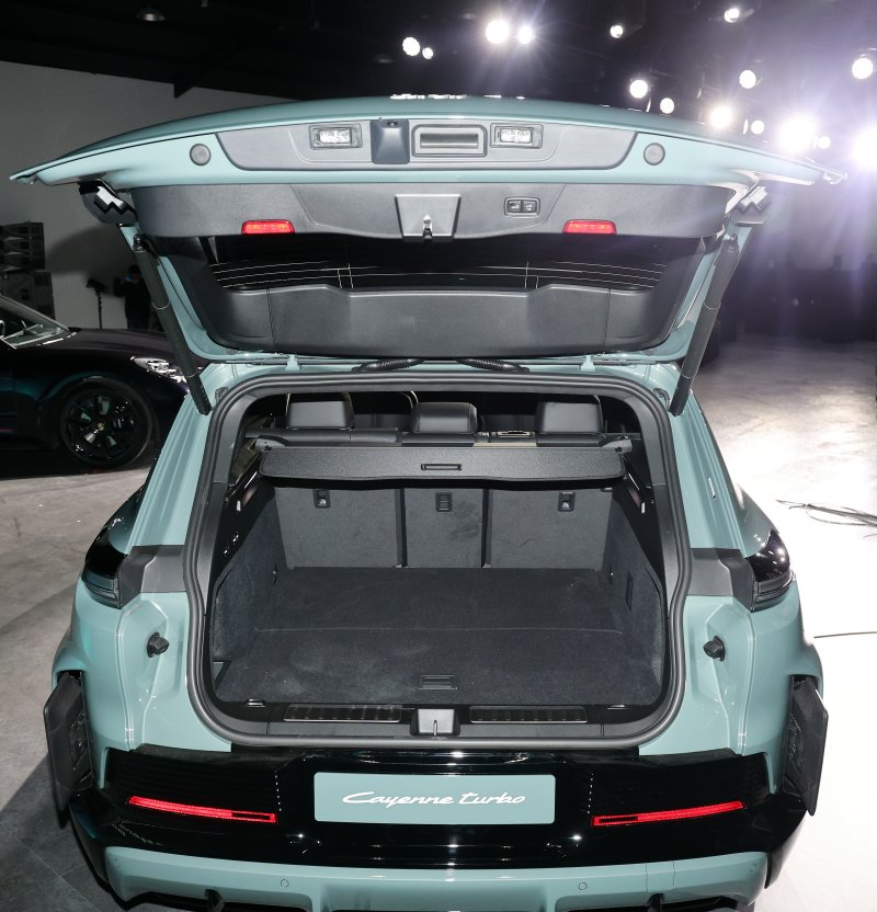 19일 오전 서울 광진구 PIE Factory에서 열리는 2026 포르쉐코리아 신년 기자 간담회에서 국내 최초로 공개되는 ‘카이엔 일렉트릭’이 전시되어 있다. 2026.3.19 ⓒ 뉴스1 김진환 기자