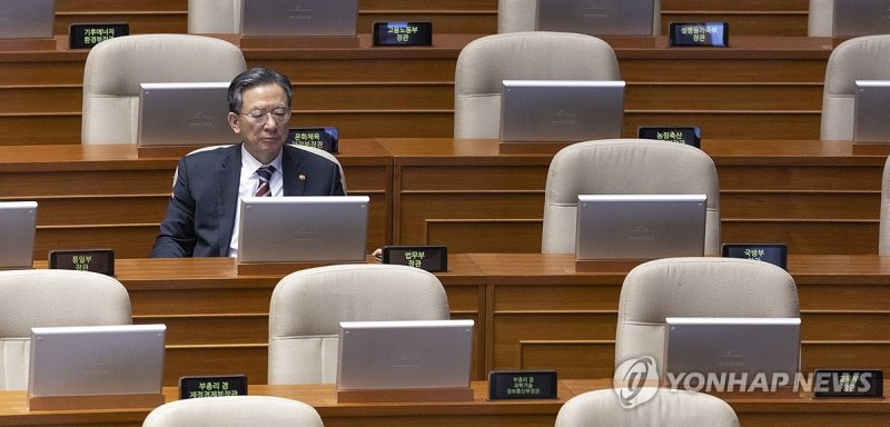 공소청법 무제한 토론 듣는 정성호 법무부 장관 (출처=연합뉴스)