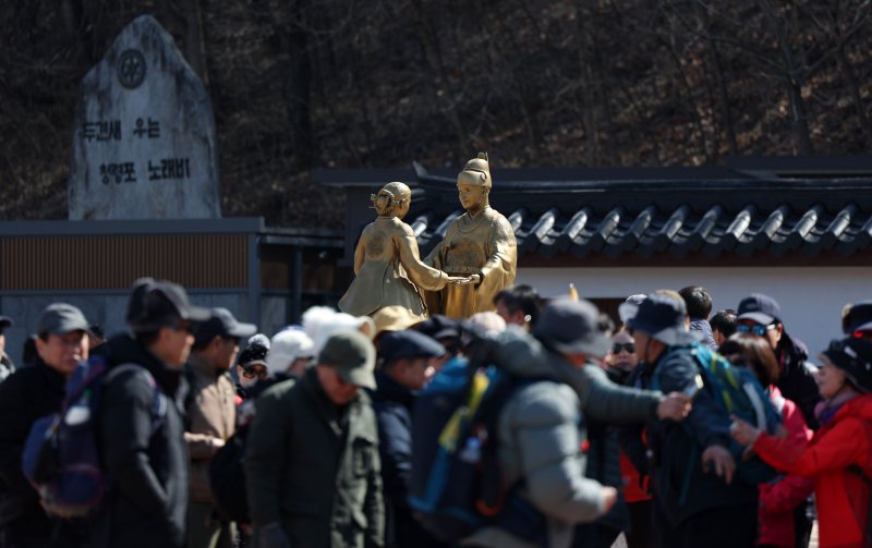 단종과 정순왕후 동상 앞에 몰려든 관광객. 연합뉴스
