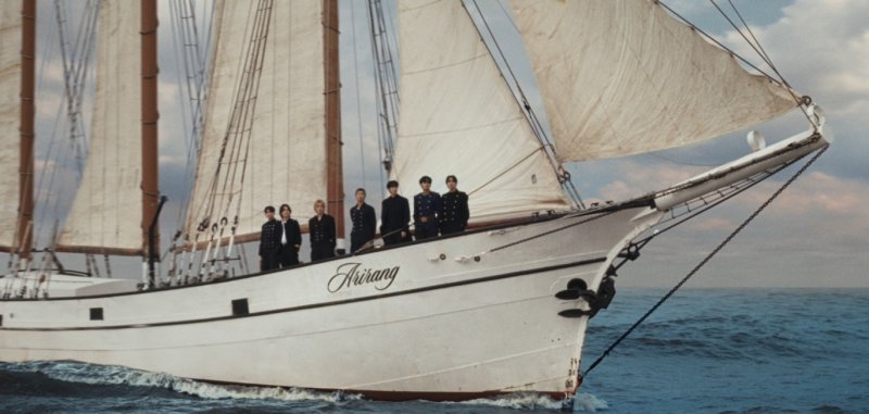 방탄소년단 새 신보 '아리랑' 타이틀곡 '스윔' 뮤직 비디오 이미지. 빅히트 뮤직 제공