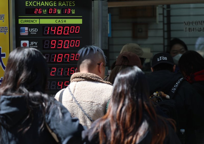 서울 중구 명동의 환전소 전광판에 환율 시세가 표시되고 있다. 2026.3.19 ⓒ 뉴스1 오대일 기자