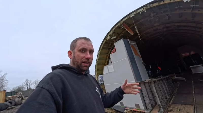 "3차 대전 나면 여기로…" 정원 땅 파서 묻는 것의 정체