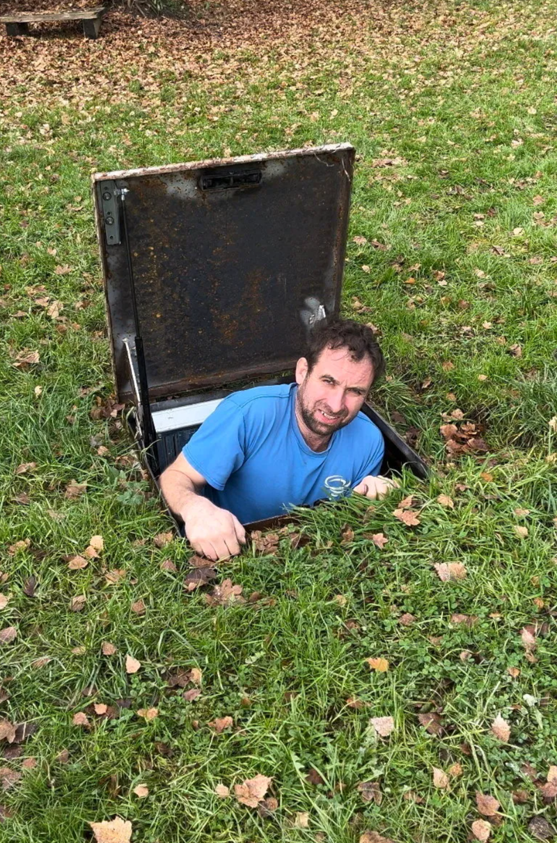 "3차 대전 나면 여기로…" 정원 땅 파서 묻는 것의 정체