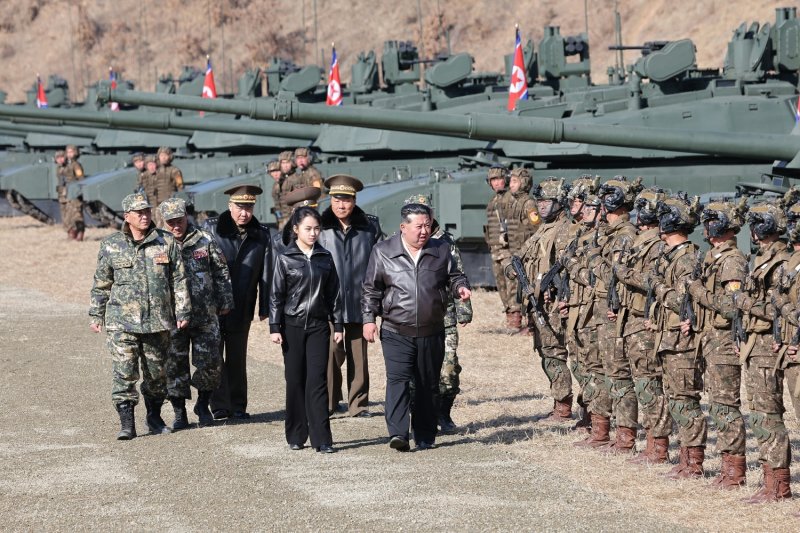 김정은 북한 국무위원장과 장녀 김주애가 지난 19일 북한의 신형 탱크 부대의 훈련을 참관하고 있다. 노동신문/ 뉴스1