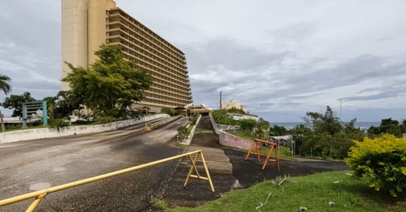 [서울=뉴시스]괌의 사실상 버려진 한 호텔. 입구는 차단돼 있고 관리 안된 풀들이 무성하다. 사진 유튜브 캡처 *재판매 및 DB 금지 *재판매 및 DB 금지