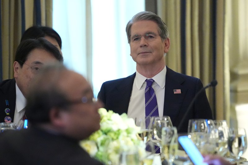 유가 안정 급한 美, 러시아 이어 "이란 석유 제재 풀 수도"