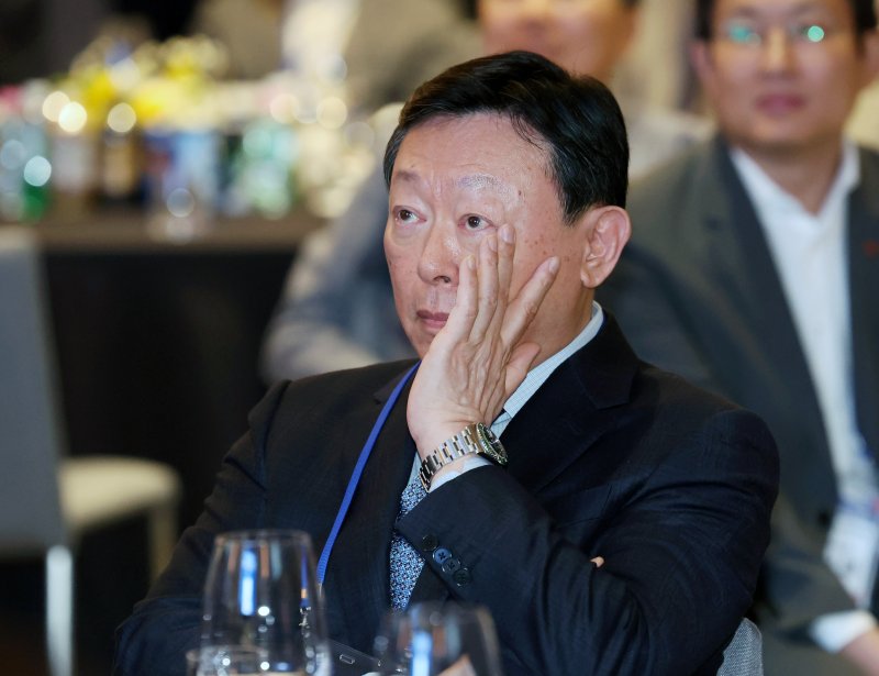 [서울=뉴시스] 배훈식 기자 = 신동빈 롯데그룹 회장이 19일 오전 서울 송파구 시그니엘 서울에서 열린 2026 동계올림픽 대한민국 스키·스노보드 국가대표 선수단 격려 행사에서 선수들의 영상을 보며 눈물을 훔치고 있다. 2026.03.19. dahora83@newsis.com