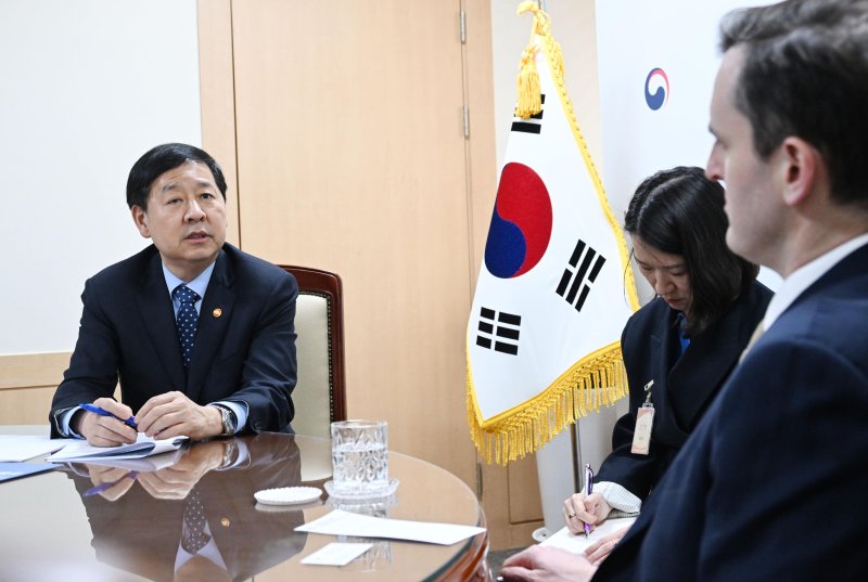 [서울=뉴시스] 구윤철 부총리 겸 재정경제부 장관이 19일 서울 종로구 정부서울청사에서 댄 카츠 IMF 수석 부총재와 면담하고 있다. (사진=재정경제부 제공) 2026.03.19. photo@newsis.com *재판매 및 DB 금지