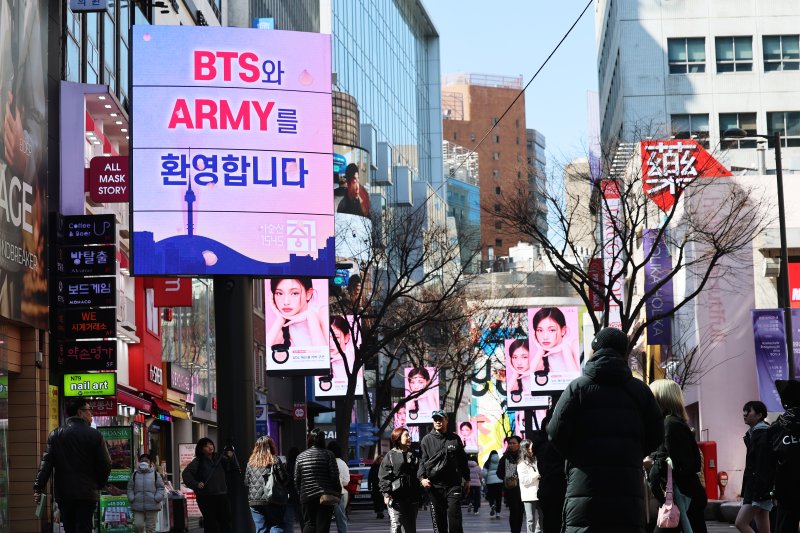 방탄소년단(BTS) 완전체 컴백 공연을 이틀 앞둔 19일 서울 중구 명동거리의 미디어폴에 BTS와 팬클럽 아미를 환영하는 메시지가 송출되고 있다. 2026.3.19 ⓒ 뉴스1 오대일 기자