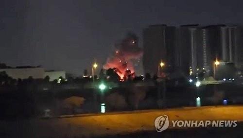 연기와 화염 치솟는 이라크 바그다드의 미국 대사관 2026.3.17 (출처=연합뉴스)