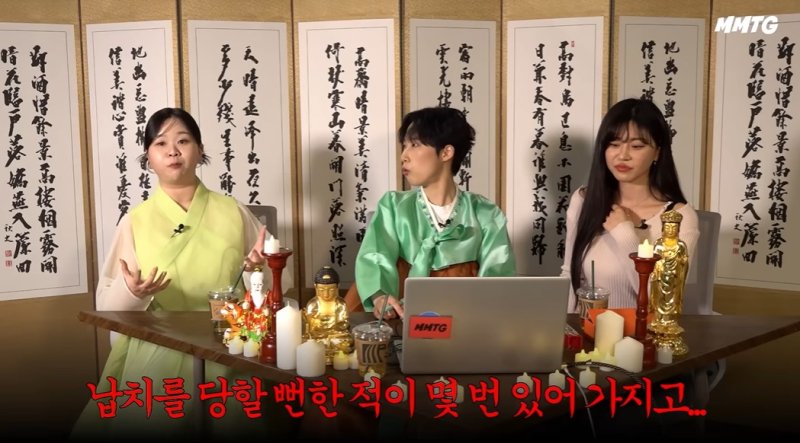 [서울=뉴시스] 19일 유튜브 채널 '문명특급'에는 디즈니+ 예능 '운명전쟁49'에 출연 중인 무속인 이소빈, 노슬기가 게스트로 출연했다. (사진=유튜브 채널 '문명특급') 2026.03.20. photo@newsis.com *재판매 및 DB 금지