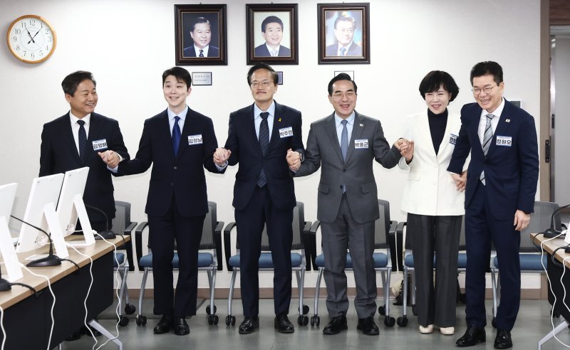 23일 오전 서울 영등포구 더불어민주당 당사에서 열린 중앙당공천광리위원회 2차 회의 및 광역단체장 후보자 면접에서 서울시장 후보들이 손을 맞잡고 기념촬영을 하고 있다. 왼쪽부터 김영배 의원, 김형남 전 군인권센터 사무국장, 박주민·박홍근·전현희 의원, 정원오 성동구청장. 2026.2.23 ⓒ 뉴스1 김민지 기자