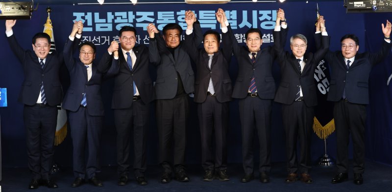 더불어민주당 전남광주 통합특별시장 경선 후보인 김영록(왼쪽부터), 강기정, 정준호 예비후보, 소병훈 중앙당 선거관리위원장, 주철현, 신정훈, 민형배, 이병훈 예비후보가 14일 오후 서울 영등포구 더불어민주당 중앙당사에서 열린 전남광주 통합특별시장 예비경선 합동연설회에서 기념 촬영을 하고 있다. 2026.3.14 ⓒ 뉴스1 최지환 기자