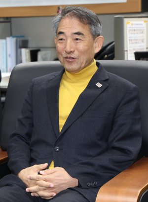 윤준병 더불어민주당 전북도당위원장이 20일 전북도의회에서 기자들과 간담회를 가졌다. 뉴스1