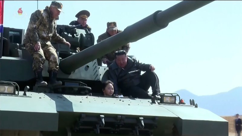 김정은 북한 국무위원장의 딸 김주애가 평양 제60훈련기지에서 열린 보병·탱크(전차) 협동공격전술연습에서 신형 전차를 직접 조종하는 모습을 조선중앙TV가 지난달 20일 방영했다. 국정원은 김주애가 북한의 4대 세습 후계자로 사실상 낙점됐다고 평가했다. 조선중앙TV 화면