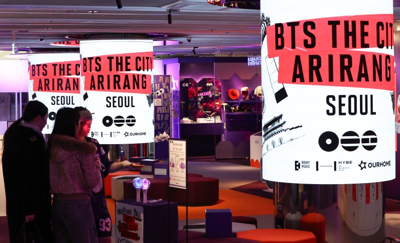 [인천공항=뉴시스] 최진석 기자 = 방탄소년단(BTS)의 서울 광화문광장 컴백 공연을 하루 앞둔 20일 인천공항 제1터객미널 교통센터 하이커스테이션에 BTS 관련 문구가 보이고 있다. 2026.03.20. myjs@newsis.com