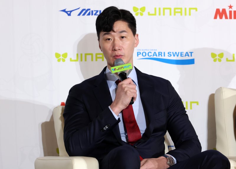 "이쯤 되면 대행 안 떼는 게 비정상"… 우리카드 팬들 난리 난 '배神'의 사위 박철우 매직