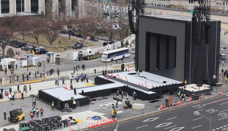 방탄소년단(BTS) 완전체 컴백 공연을 하루 앞둔 20일 서울 광화문광장 공연장이 공연 막바지 준비로 분주한 모습을 보이고 있다. 2026.3.20 ⓒ 뉴스1 박지혜 기자