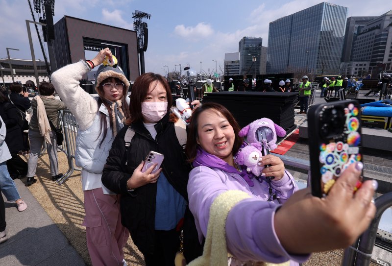 방탄소년단(BTS) 완전체 컴백 공연을 하루 앞둔 20일 서울 광화문광장 공연장 앞에 대만에서 온 아미(ARMY·팬덤명)들이 기념 사진을 찍고 있다. 2026.3.20 ⓒ 뉴스1 박지혜 기자