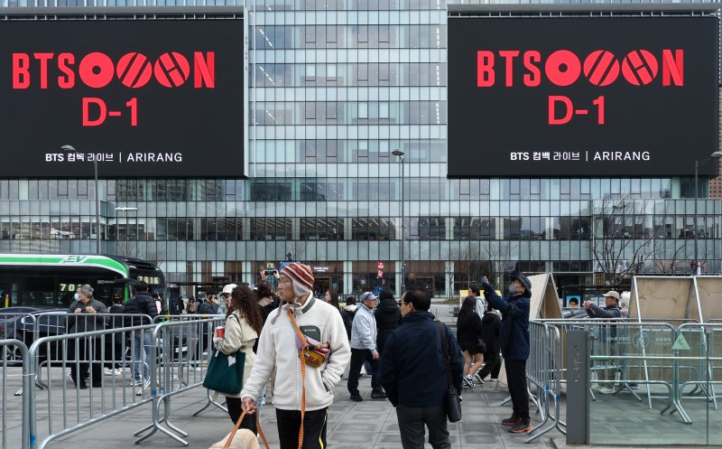 방탄소년단(BTS) 완전체 컴백 공연이 하루 앞으로 다가온 19일 서울 광화문광장 인근 빌딩 전광판에 컴백 공연을 알리는 광고가 표출되고 있다. 2026.3.20 ⓒ 뉴스1 최지환 기자