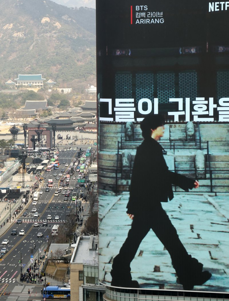 방탄소년단(BTS) 완전체 컴백 공연이 하루 앞으로 다가온 19일 서울 광화문광장 인근 빌딩 전광판에 컴백 공연을 알리는 광고가 표출되고 있다. 2026.3.20 ⓒ 뉴스1 최지환 기자