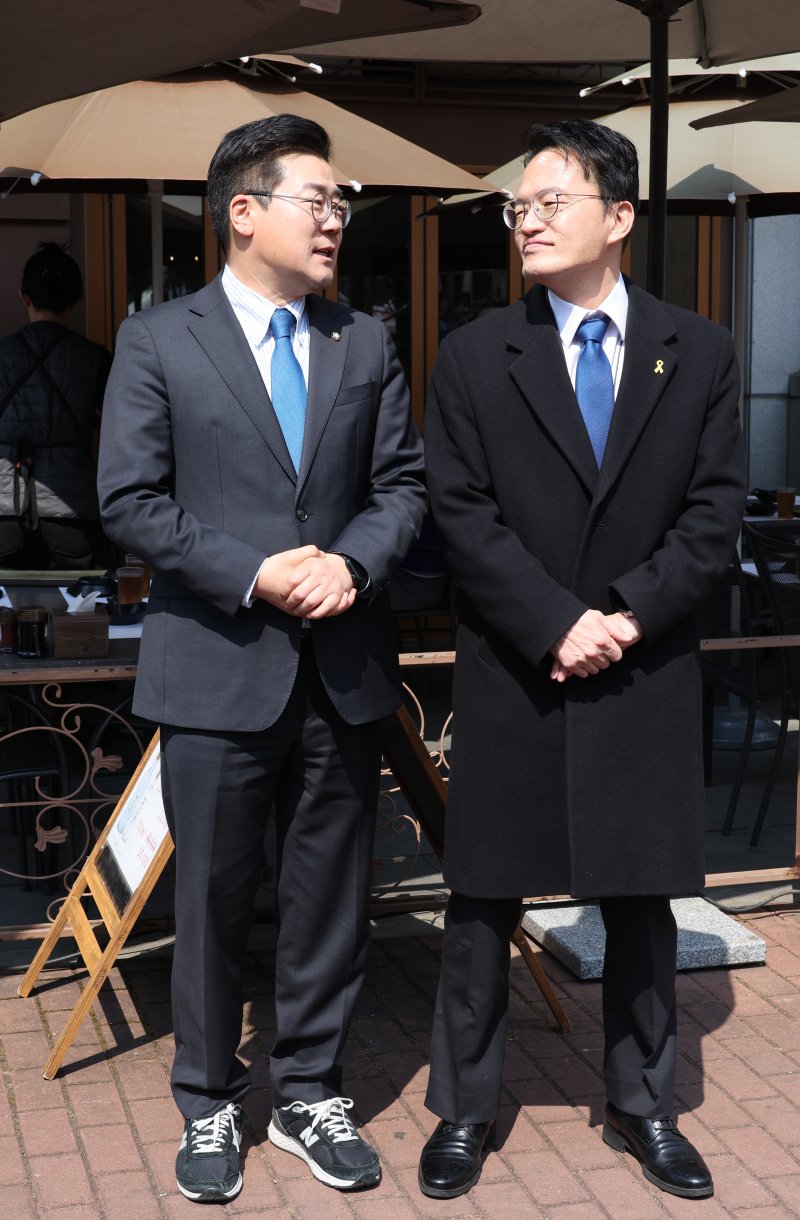 박주민&middot;박찬대, 지선 앞두고 회동… 이재명 정부 성공 한목소리 [뉴시스Pic]
