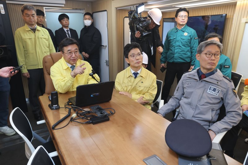 윤호중 행정안전부 장관이 그룹 방탄소년단(BTS) 컴백 행사를 하루 앞둔 20일 오후 서울 광화문광장에 설치된 경찰 현장지휘차량을 찾아 안전관리 상황 등을 점검하고 있다. 2026.3.20 ⓒ 뉴스1 이광호 기자