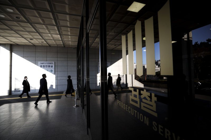 [서울=뉴시스] 정병혁 기자 = 지난 19일 서울 서초구 서울중앙지방검찰청에서 직원들이 이동하고 있다. 2026.03.20. jhope@newsis.com