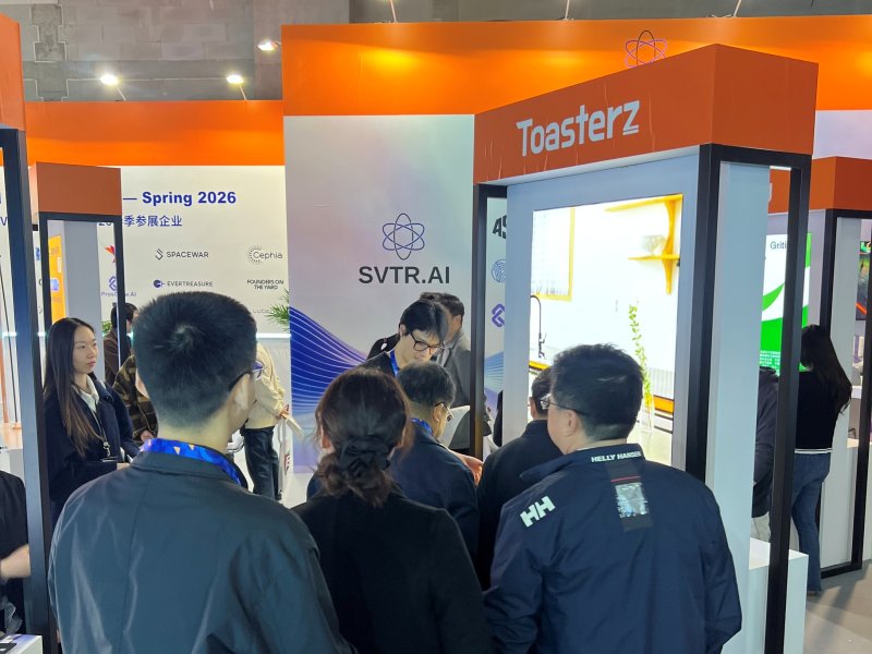 토스터즈(Toasterz Inc.) 담당자가 AWE 2026 부스에서 제품을 설명하고 있다.(벤처기업협회 제공)