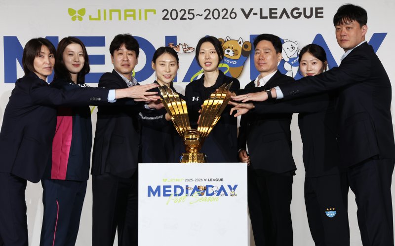 20일 오후 서울 강남구 호텔리베라청담에서 열린 프로배구 진에어 2025-2026 V리그 포스트시즌 미디어데이에서 여자부 참가팀 감독과 선수들이 우승 트로피에 손을 얹은 채 기념촬영을 하고 있다. 왼쪽부터 흥국생명 요시하라 토모코 감독과 이다현, 한국도로공사 김종민 감독과 배유나, 현대건설 양효진과 강성형 감독, GS칼텍스 권민지와 이영택 감독. 2026.3.20 ⓒ 뉴스1 오대일 기자
