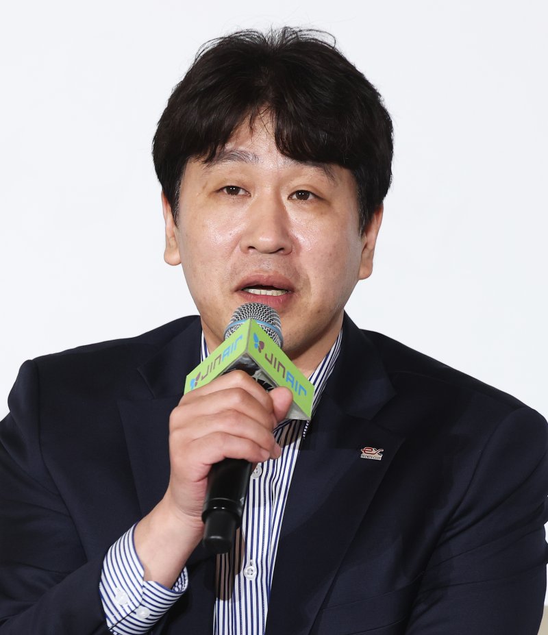 20일 오후 서울 강남구 호텔리베라청담에서 열린 프로배구 진에어 2025-2026 V리그 포스트시즌 미디어데이에서 한국도로공사 김종민 감독이 각오를 밝히고 있다. 2026.3.20 ⓒ 뉴스1 오대일 기자
