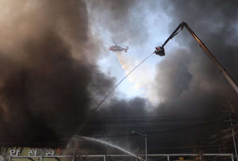 [대전=뉴시스] 강종민 기자 = 20일 오후 1시17분께 대전광역시 대덕구 문평동의 자동차 부품공장에서 화재가 발생해 소방헬기가 화재 진압을 하고 있다. 2026.03.20. ppkjm@newsis.com