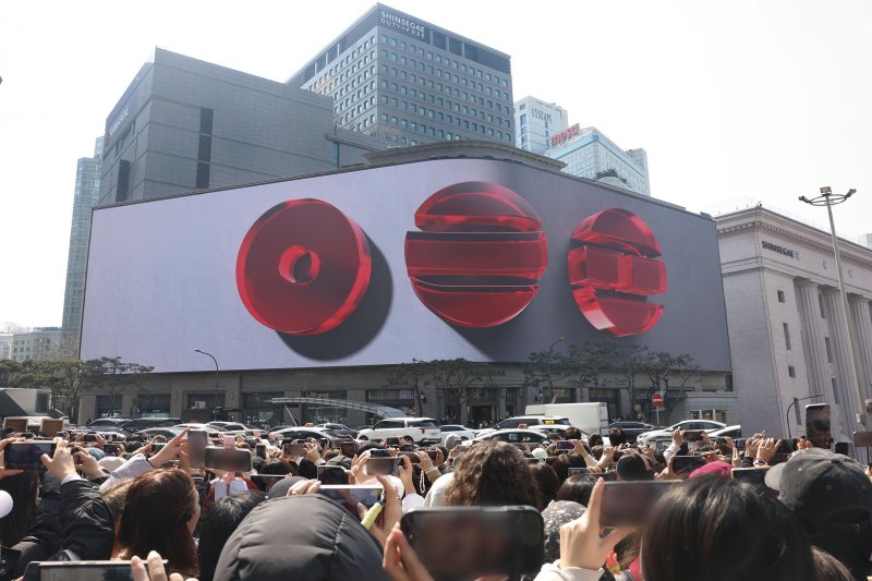 [서울=뉴시스] 신세계백화점이 20일 오후 1시 서울 중구 본점 신세계스퀘어에서 방탄소년단(BTS)의 컴백을 기념한 미디어아트 '시보 영상'을 최초 공개함과 동시에 '신곡 뮤직비디오'를 공개했다. 이번 시보 영상은 방탄소년단의 신보 '아리랑'(ARIRANG)의 로고를 활용해 멤버들이 화면 밖으로 튀어나오는 듯한 입체적 연출을 더한 것이 특징이다. 시보 영상에는 멤버들의 인사 메시지가 담겼으며, 이어 타이틀곡 'SWIM' 뮤직비디오가 자연스럽게 연결된다. (사진=신세계백화점 제공) 2026.03.20. photo@newsis.com 