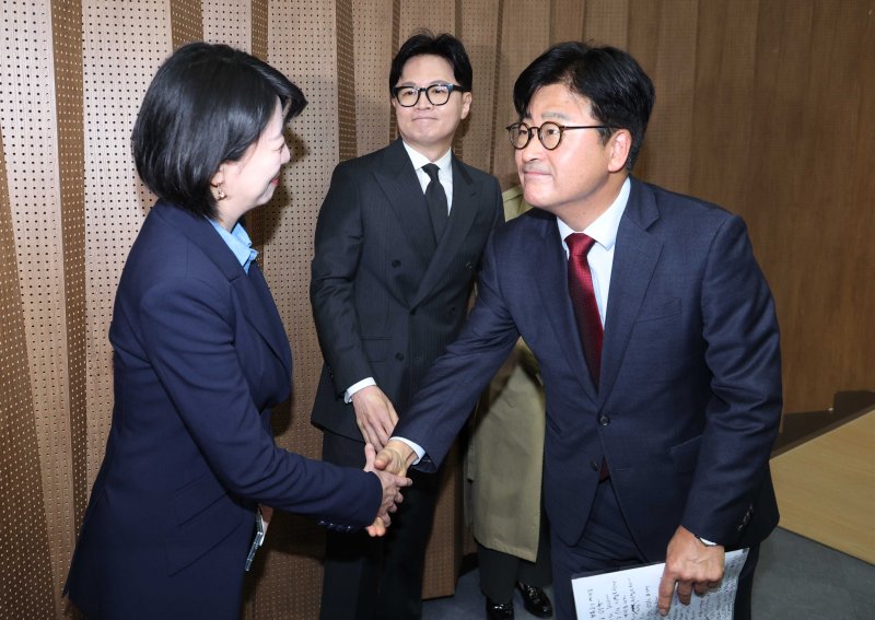 김종혁 전 국민의힘 최고위원이 지난 3월 20일 오후 서울 여의도 국회 소통관에서 당내 징계에 대한 입장 발표 기자회견을 마치고 배현진 국민의힘 의원, 한동훈 전 국민의힘 대표와 인사를 하고 있다. 뉴시스