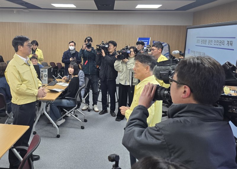 최휘영 문화체육관광부 장관이 오는 21일 열리는 방탄소년단(BTS) 복귀 공연을 앞두고 종합적으로 살펴보기 위해 20일 문체부 상황관리본부를 방문해 위기 발생 때 보고와 지휘 체계, 유관기관 협력 등 운영 계획을 점검했다.