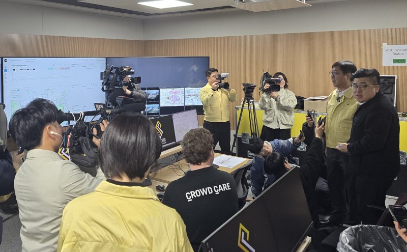 최휘영 문화체육관광부 장관이 오는 21일 열리는 방탄소년단(BTS) 복귀 공연을 앞두고 종합적으로 살펴보기 위해 20일 하이브 상황관리본부를 방문해 위기 발생 때 보고와 지휘 체계, 유관기관 협력 등 운영 계획을 점검했다.