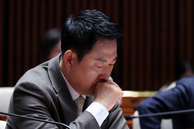 장동혁 국민의힘 대표가 19일 서울 여의도 국회에서 열린 의원총회에서 차진아 고려대 법학전문대학원 교수의 검찰청 폐지와 공소청, 중수청 설치 관련 발제를 듣고 있다. 뉴시스