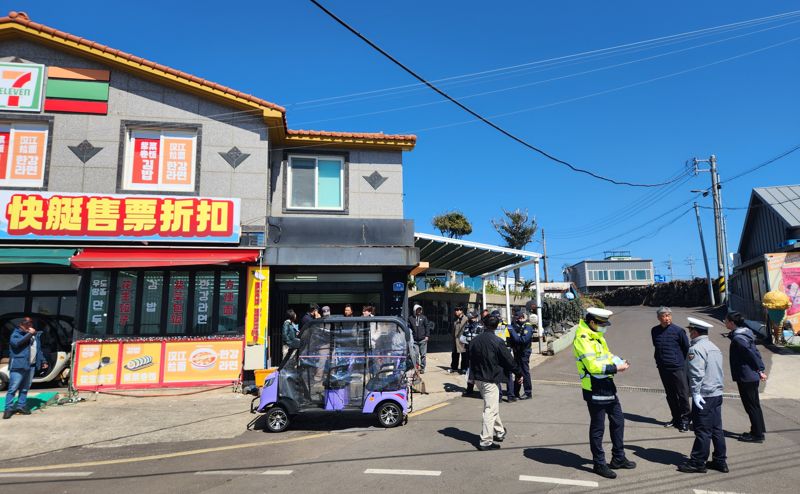 제주도와 유관기관 관계자들이 19일 우도면 일대에서 차량 운행제한 변경 시행에 따른 합동 지도·단속을 벌이고 있다. /사진=제주특별자치도 제공
