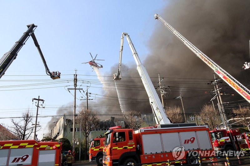 장비 사용해 진화하는 소방 (출처=연합뉴스)
