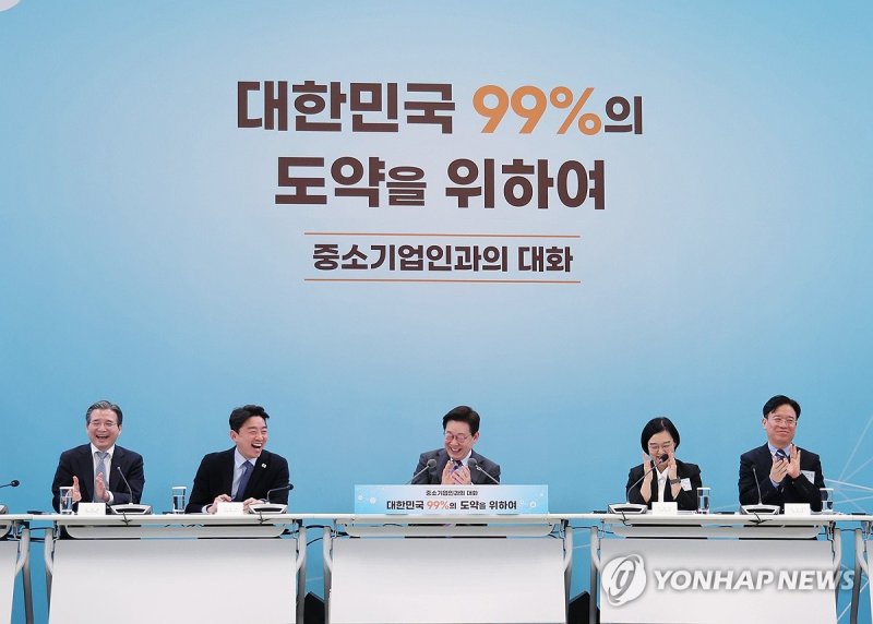 참석자 발언에 박수치는 이재명 대통령 (출처=연합뉴스)