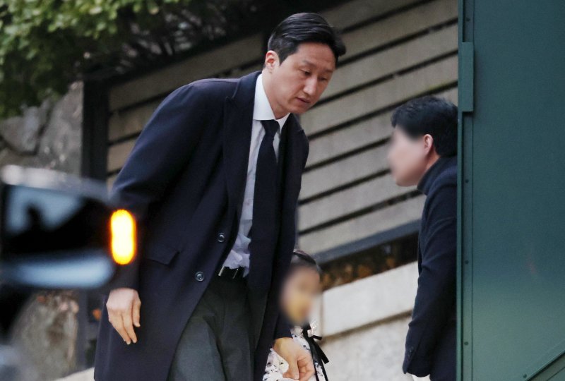 정기선 HD현대 회장이 20일 오후 고(故) 정주영 현대그룹 명예회장 25주기 제사가 열린 서울 종로구 청운동의 정 명예회장 자택에 들어서고 있다. 2026.3.20 ⓒ 뉴스1 김진환 기자