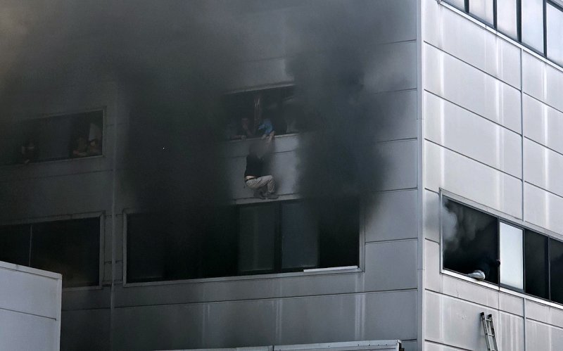 20일 오후 1시17분께 화재가 발생한 대전 대덕구 문평동의 한 공장에서 직원들이 대피하고 있다. 소방당국은 국가소방동원령을 발령한 가운데, 현재까지 부상자들을 비롯한 출근자들 중 14명의 연락이 두절된 것으로 확인됐다. (독자 제공, 재판매 및 DB 금지) 2026.3.20 ⓒ 뉴스1 김기태 기자