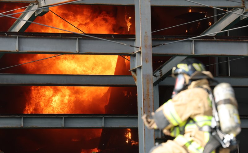 20일 오후 1시17분께 대전 대덕구 문평동의 한 공장에서 불이 나 소방대원이 불을 끄고 있다. 소방당국은 국가소방동원령을 발령한 가운데, 현재까지 부상자들을 비롯한 출근자들 중 14명의 연락이 두절된 것으로 확인됐다. 2026.3.20 ⓒ 뉴스1 김기태 기자