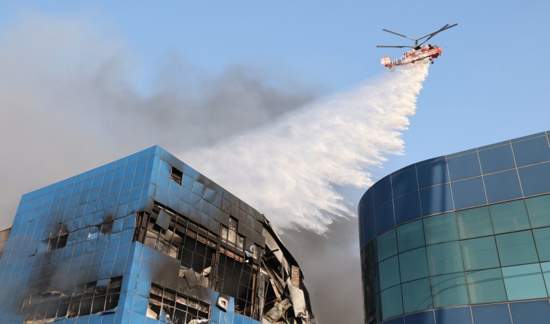 20일 오후 1시17분께 대전 대덕구 문평동의 한 공장에서 불이 헬기를 동원해 불을 끄고 있다. 소방당국은 국가소방동원령을 발령한 가운데, 현재까지 부상자들을 비롯한 출근자들 중 14명의 연락이 두절된 것으로 확인됐다. 2026.3.20 ⓒ 뉴스1 김기태 기자