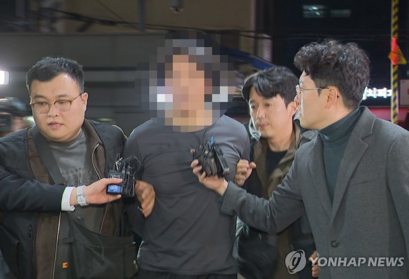 경찰서로 압송되는 항공사 기장 살해 피의자 자료사진 (출처=연합뉴스)