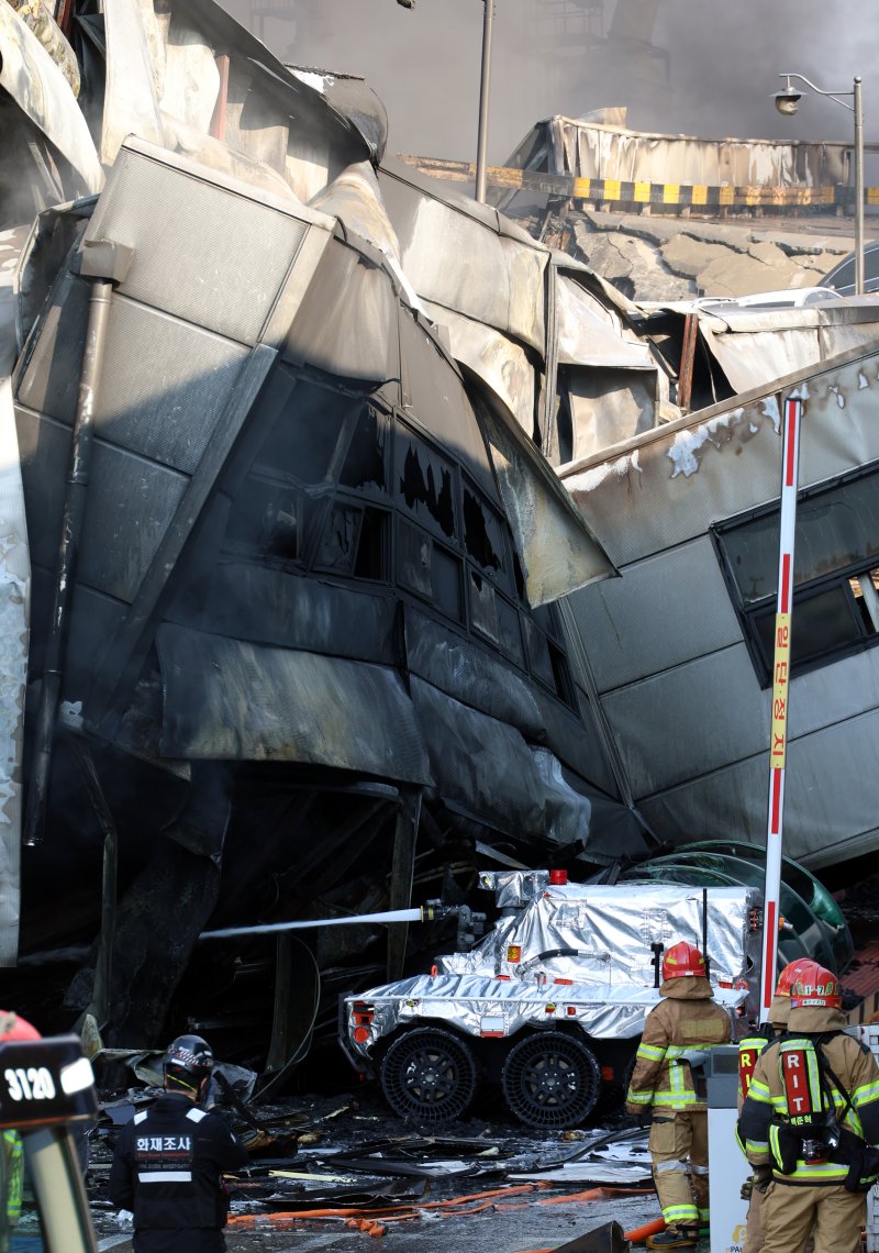 [대전=뉴시스] 강종민 기자 = 20일 오후 1시17분께 대전광역시 대덕구 문평동의 자동차 부품공장에서 화재가 발생해 무인소방로봇이 투입되어 화재 진압을 하고 있다. 2026.03.20. ppkjm@newsis.com