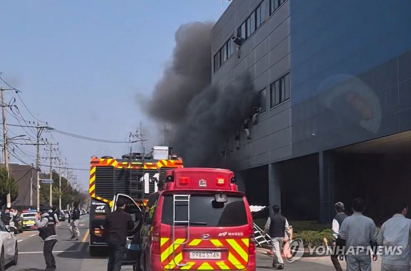 대형 화재 탈출의 긴박한 순간 (출처=연합뉴스)