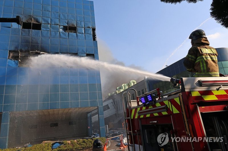 건물 향해 뿌려지는 물 (출처=연합뉴스)