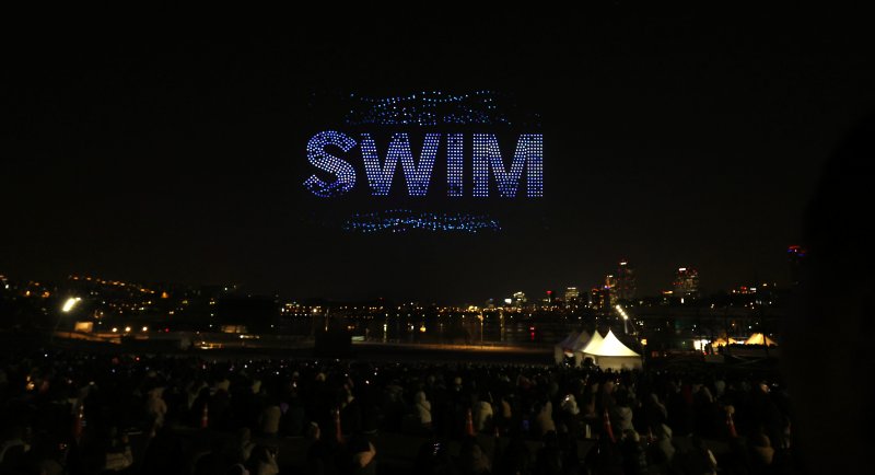 [서울=뉴시스] 박주성 기자 = 방탄소년단(BTS) 컴백 공연을 하루 앞둔 20일 오후 서울 광진구 뚝섬 한강공원에서 'BTS 컴백 드론 라이트쇼'가 진행되고 있다. 2026.03.20. park7691@newsis.com