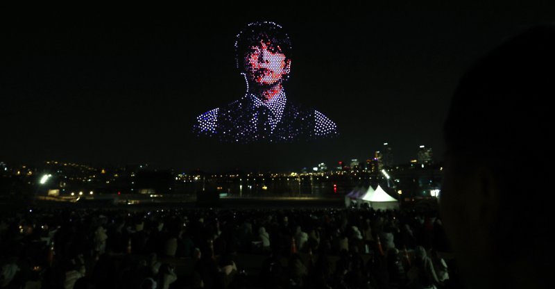 [서울=뉴시스] 박주성 기자 = 방탄소년단(BTS) 컴백 공연을 하루 앞둔 20일 오후 서울 광진구 뚝섬 한강공원에서 'BTS 컴백 드론 라이트쇼'가 진행되고 있다. 2026.03.20. park7691@newsis.com